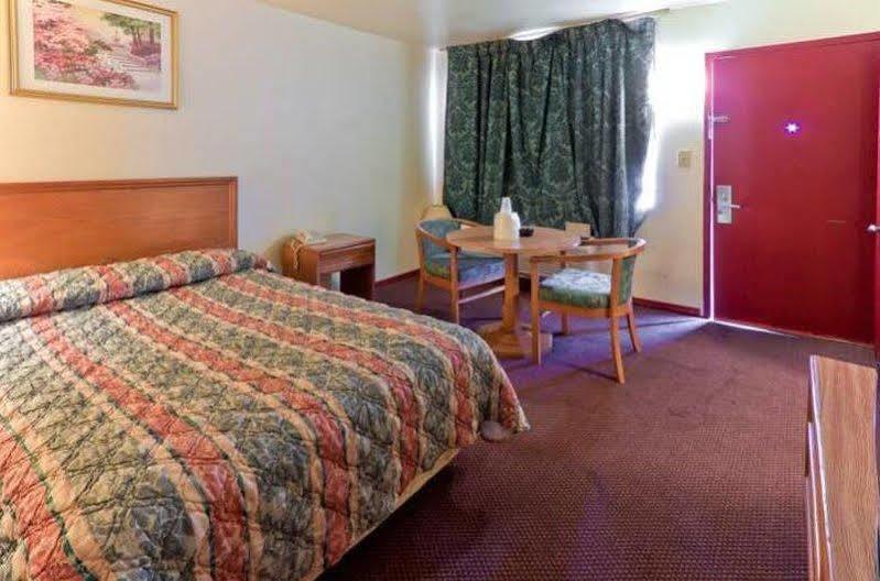 Budget Inn And Suites Mount Ephraim Room photo